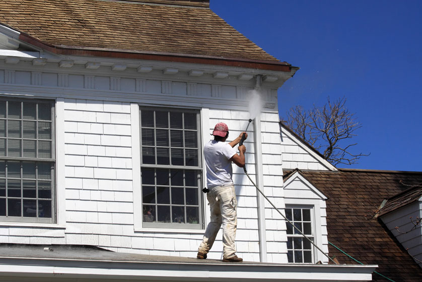 ManPowerwashingSidingonRoof.jpg